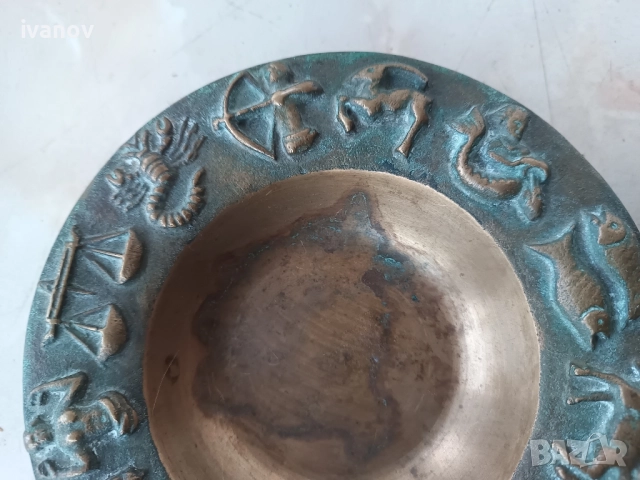 Масивен бронзов пепелник със зодии, снимка 4 - Антикварни и старинни предмети - 51724607