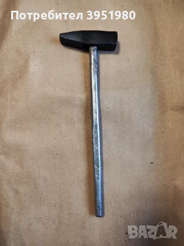 Стар малък чук с метална дръжка