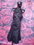 Черна елегантна разкроена рокля бюстие под коляното с мъниста М