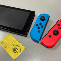 Конзола NINTENDO SWITCH (WITH NEON RED & NEON BLUE JOY-CONS) , снимка 7 - Nintendo конзоли - 44790000