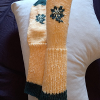 Ръчно плетени дамски чорапи  размер 40, снимка 1 - Дамски чорапи - 44697165