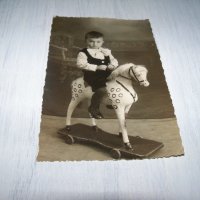 Стара снимка-картичка дете с играчка, снимка 1 - Други ценни предмети - 37199555