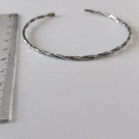 Нова сребърна твърда гривна ръчна изработка, диаметър 6,5см, ширина 3мм, снимка 1 - Гривни - 40845163