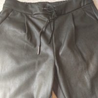 Vero Moda нов спортно елегантен панталон с ефект на кожа, снимка 2 - Панталони - 42122220