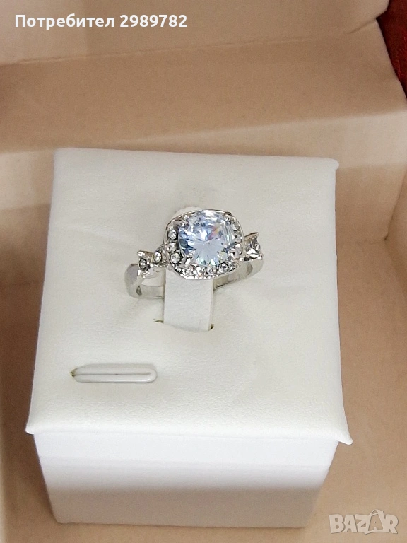 Дамски пръстен с голям централен кристал, обграден от малки камъчета. Изключителен блясък., снимка 1