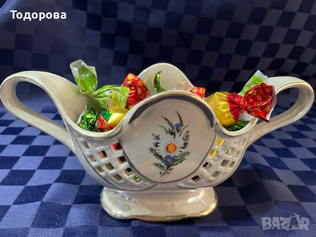 Порцеланова руска седефена бонбониера с позлата и  с ажурна решетъчна украса