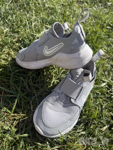 NIKE маратонки,леки и много удобно,като нови,слага и 1-2 пъти,без забележки!

20€