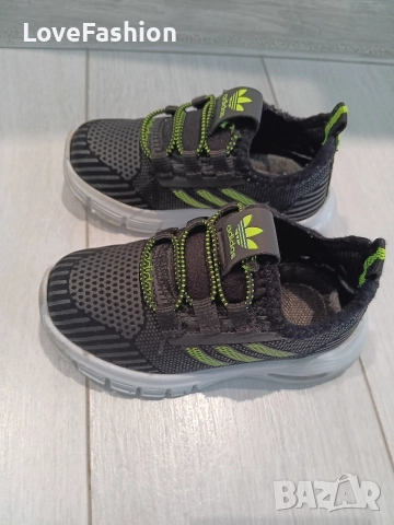 Детски маратонки Adidas 23 номер, снимка 4 - Детски маратонки - 52575055