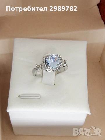 Дамски пръстен с голям централен кристал, обграден от малки камъчета. Изключителен блясък.