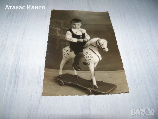 Стара снимка-картичка дете с играчка