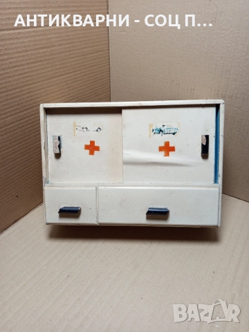 Соц Стара Дървена Аптечка. 