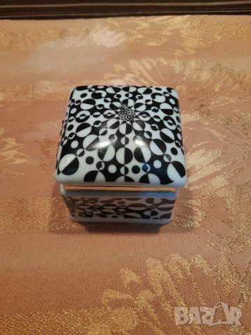 Стара порцеланова кутийка , снимка 3 - Антикварни и старинни предмети - 30991325