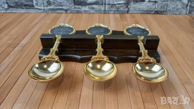 3 златисти лъжици с дървена поставка за стена, снимка 2 - Други - 49653736