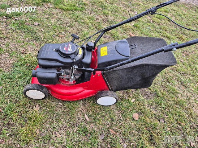 Бензинова самоходна косачка" MTD" с кош