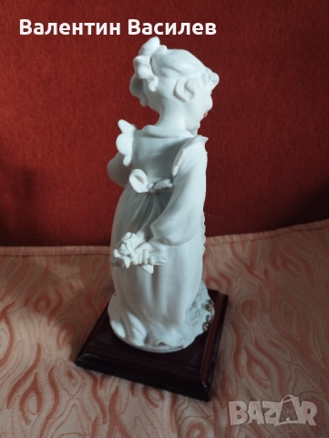 Каподимонте Момиче с пате порцелан бискуит , снимка 7 - Статуетки - 52104034