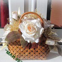 Ратанова кошничка с рози, снимка 1 - Изкуствени цветя - 42552444