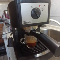 Кафемашина Делонги с ръкохватка с крема диск, работи перфектно и прави страхотно кафе с каймак , снимка 1 - Кафемашини - 42229905