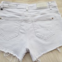 Бели дънкови панталони размер С-М, снимка 2 - Къси панталони и бермуди - 36661941