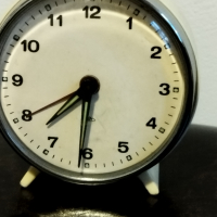 Стар механичен будилник, настолен часовник, снимка 1 - Антикварни и старинни предмети - 44611095