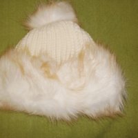 Машинно плетена вълнена шапка с кожен маншет и пискюл, бяла, снимка 4 - Шапки - 37918950