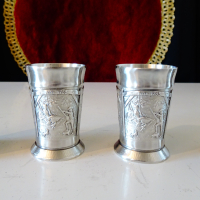 Ракиени чаши от калай с три романтични картини. , снимка 1 - Антикварни и старинни предмети - 44620649