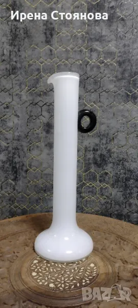 Елегантна и стилна ваза в млечно бял цвят с акцент дръжка тип ухо в черно, снимка 1