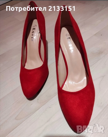 Червени велурени обувки на висок ток