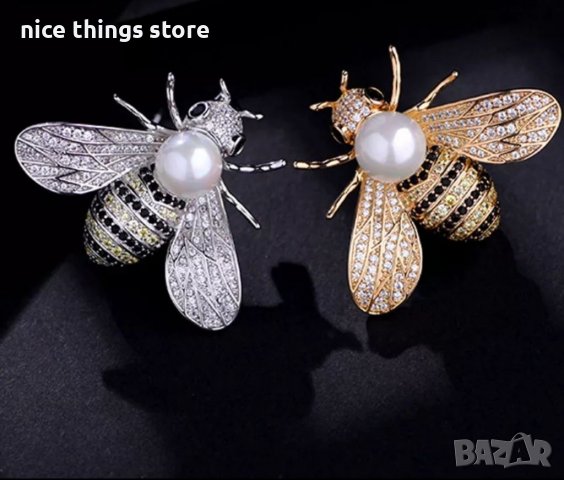 Красива брошка пчела