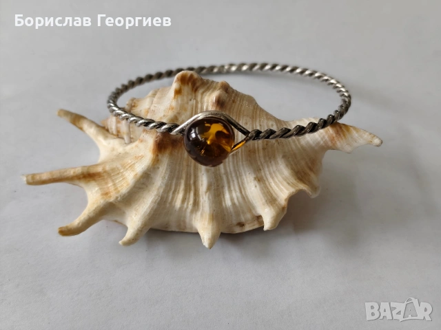 Твърда сребърна гривна с кехлибар 