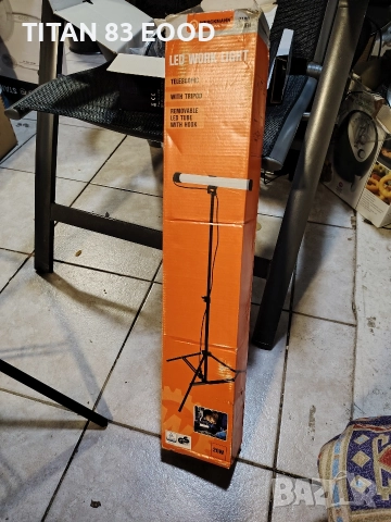 LED работна лампа на стойка