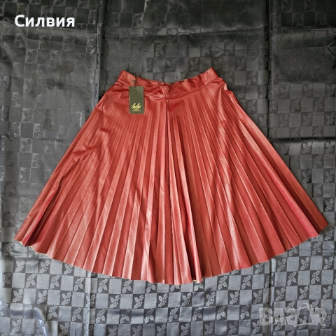 Нова червена кожена плисирана пола с етикет солей "Bebe Plus" М размер