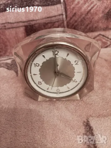 стар източно германски будилник работещ