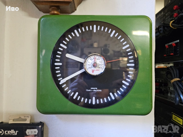 Стенен немски часовник KRUPS В отлично състояние, работи много точно. Има и термометър, който също п