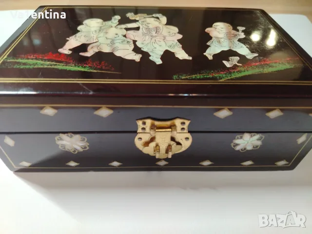 Винтидж азиатска кутия – черен лак и инкрустация от перламутр (седеф)