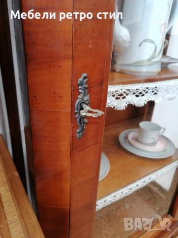 Невероятно красива барокова витрина с остъклена вратичка и елегантно извити крака. , снимка 8 - Секции и витрини - 53380713