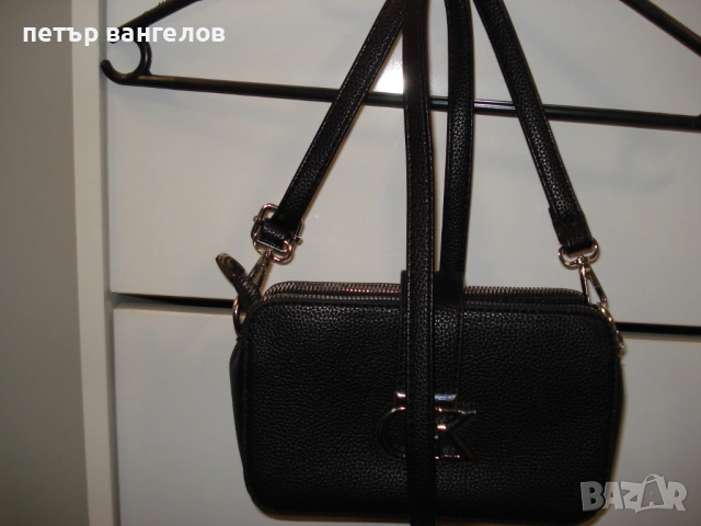 Продавам дамска малка чанта с дълга дръжка.