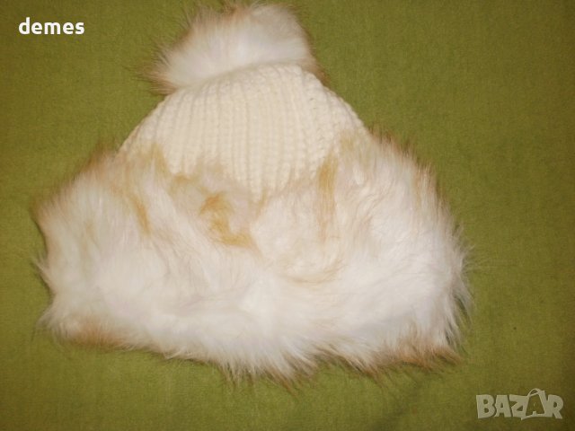 Машинно плетена вълнена шапка с кожен маншет и пискюл, бяла, снимка 4 - Шапки - 37918950