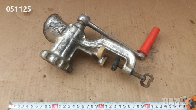 стара соц. масивна месомелачка 