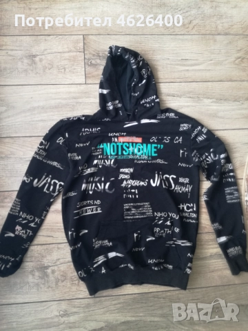 Продавам черно Худи с надписи
