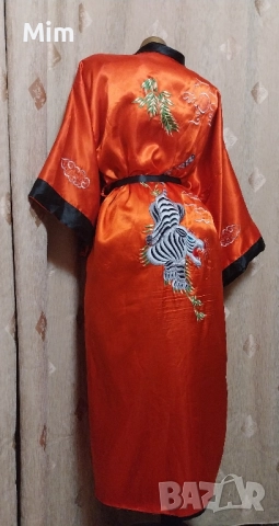 Сатенен халат с две лица черно и червено бродерия дракон , снимка 10 - Нощници - 51915370