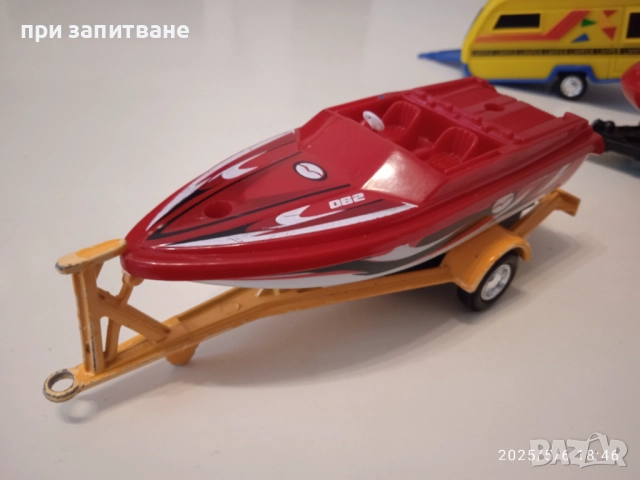 Метално Mitsubishi Pajero, с пластмасово ремарке с лодка; Каравана и ремаркета с лодки, 15 см., снимка 18 - Колекции - 50587001