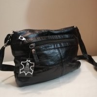 Компактна малка дамска черна кожена чанта, снимка 1 - Чанти - 34253435