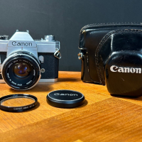 Фотоапарат Canon FT ql + обектив canon 1:1,8 , снимка 1 - Фотоапарати - 44740580