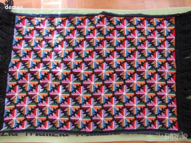  Ръчно изработен с вълнени конци килим от 50-те год. ХХ век, снимка 1