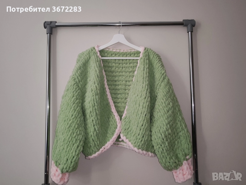 Ръчно плетена жилетка с дълъг ръкав и кант от мека прежда., снимка 1