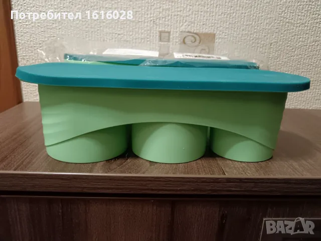 Силиконова форма с капак с 3 различни размера на кръговете.