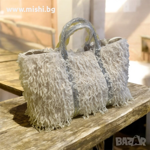 Дамска чанта през рамо бяла от вълна