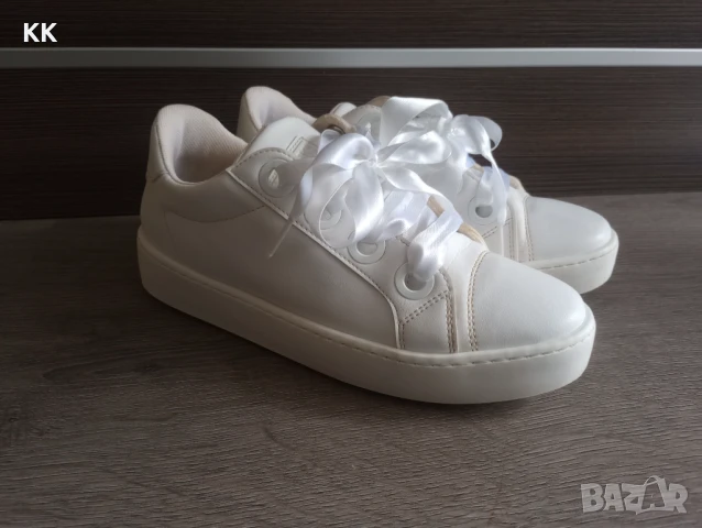 Дамски обувки Guess.