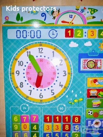 Комплект за игра с часовник и пъзели.
