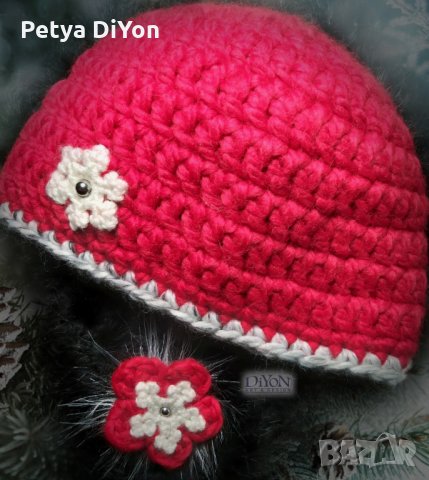 Ръчно плетен комплект шапка и брошка в червено, снимка 1 - Шапки - 31956670